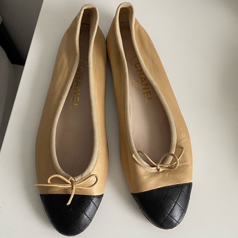 Authentic Classic Vintage Chanel Ballerinas with Quilted Cap Toe (Size 38.5 EUR)